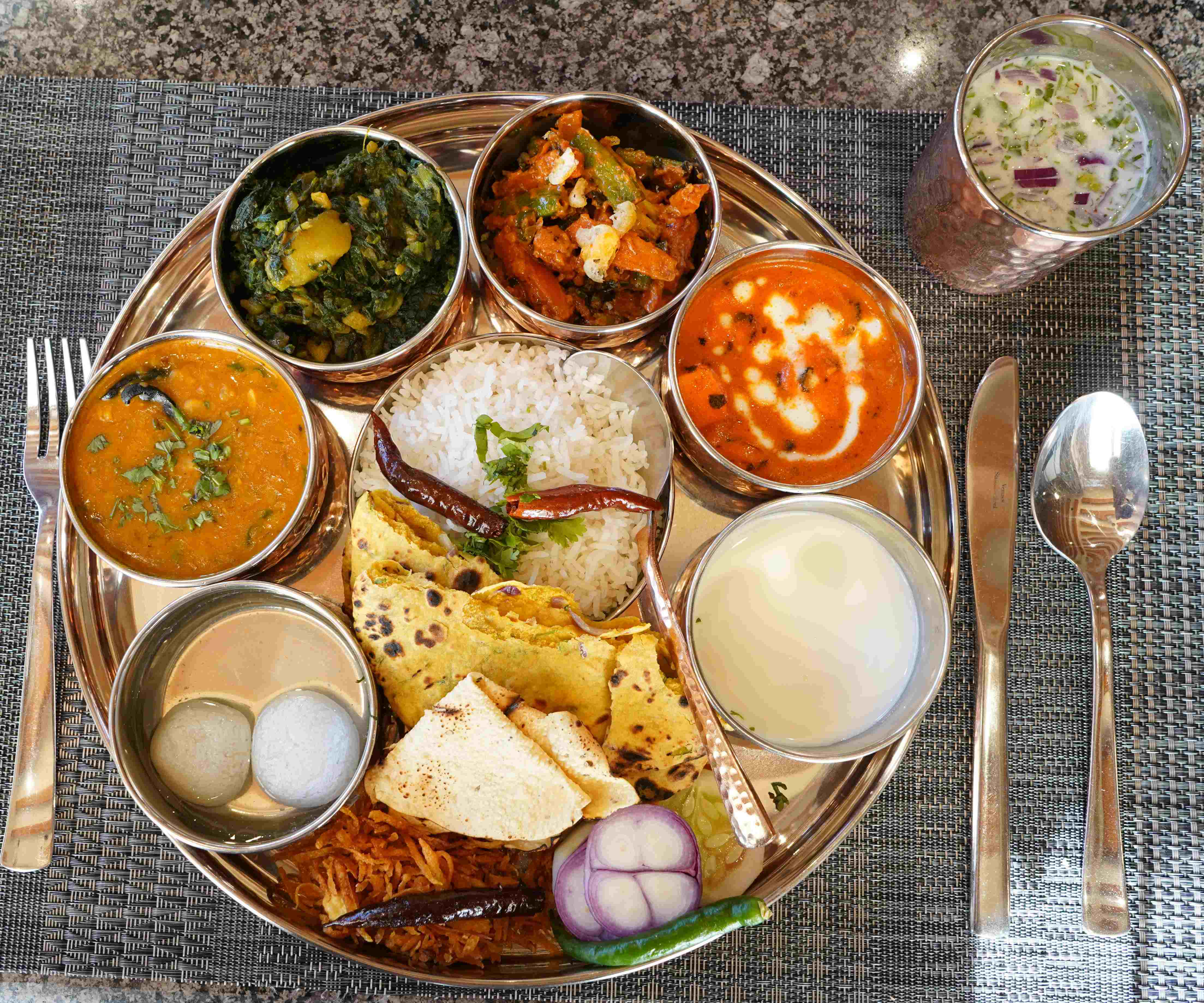 Rice,Messi Roti,Paneer Makhani,Mushroom Do Pyaza,Saag Aloo,Yellow Dal fry,Curd,Dessert,Papad,Salad,Pickle,Bhaji,Janch.